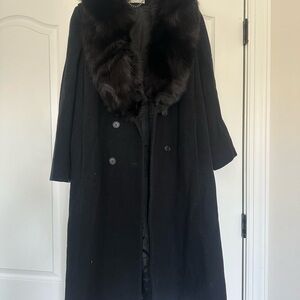 Elegant Black Trench Coat with Faux Fur Collar